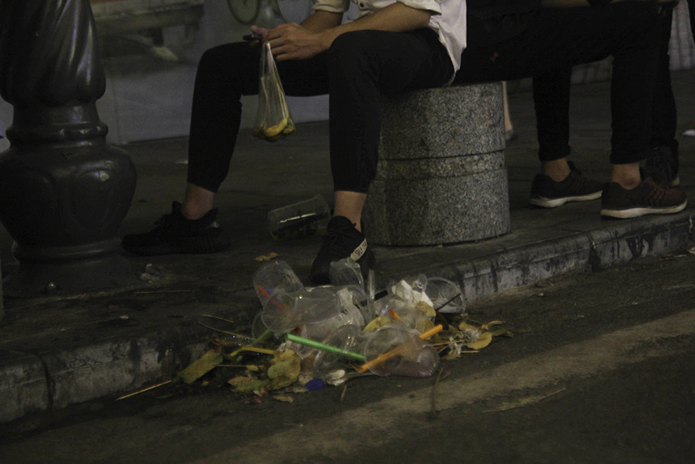 Đường phố Hà Nội ngập ngụa rác sau đêm Trung thu ảnh 4