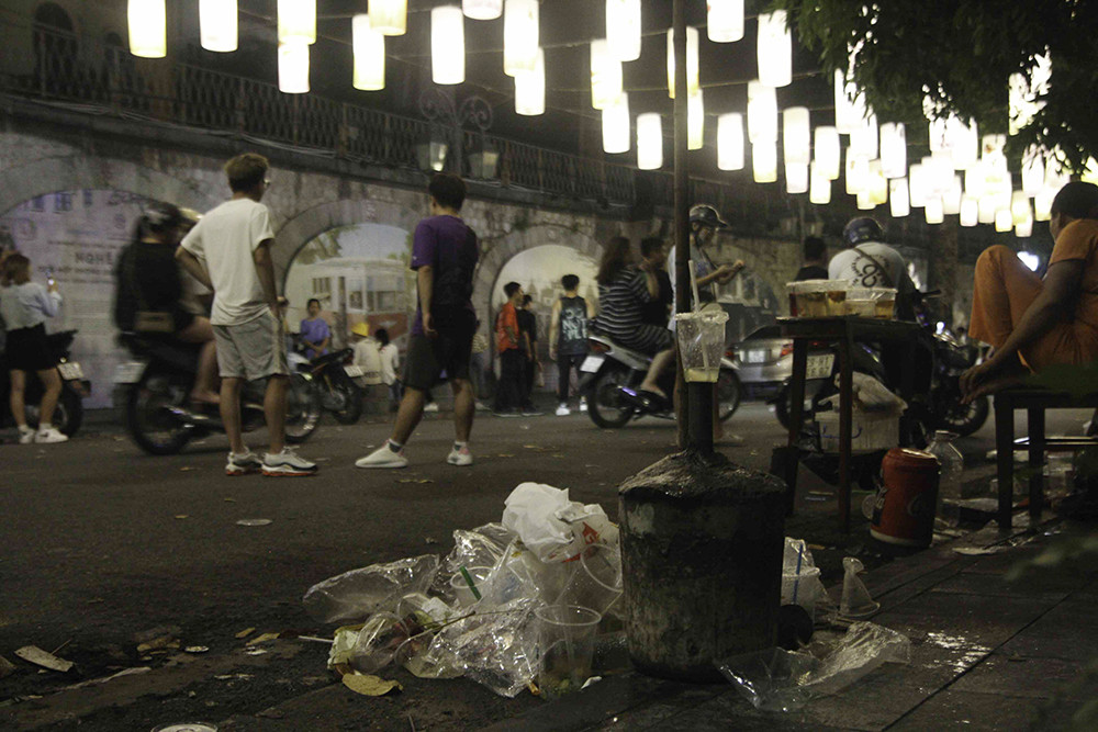 Đường phố Hà Nội ngập ngụa rác sau đêm Trung thu ảnh 2