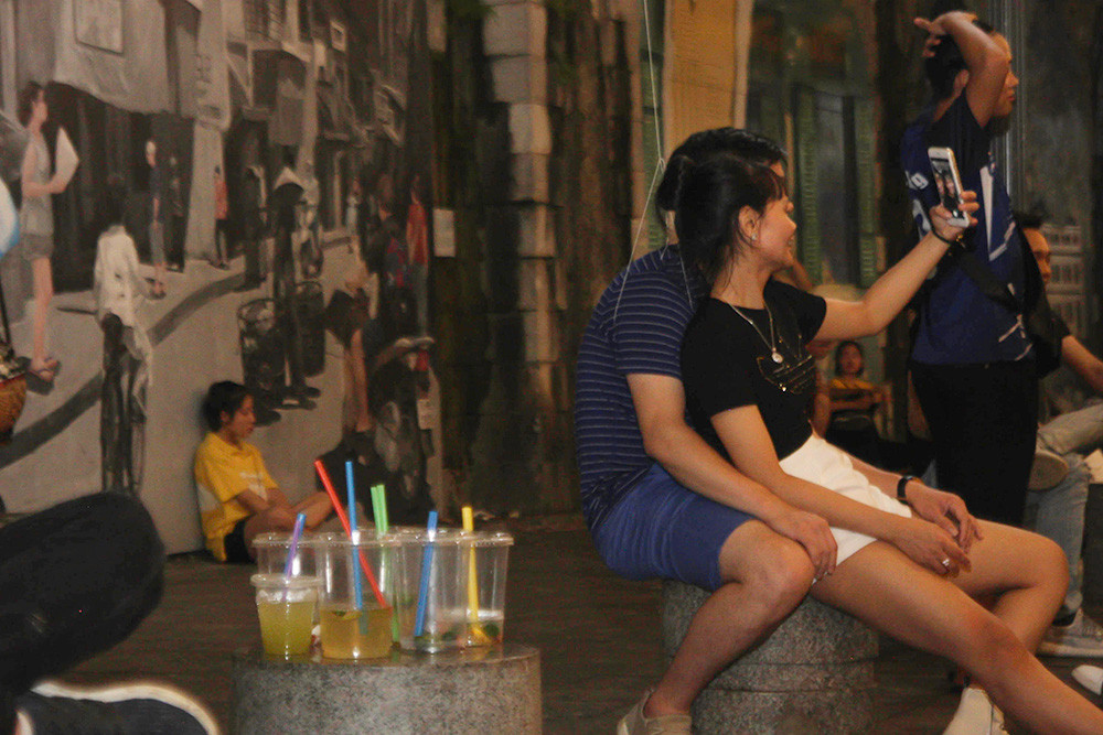 Đường phố Hà Nội ngập ngụa rác sau đêm Trung thu ảnh 3