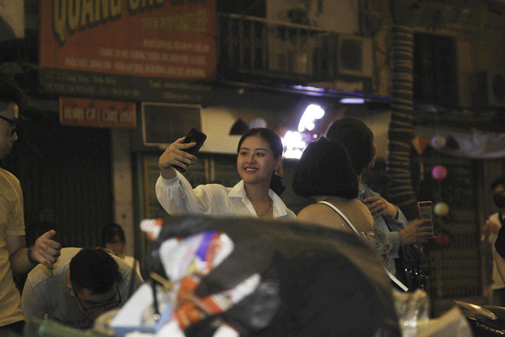 Đường phố Hà Nội ngập ngụa rác sau đêm Trung thu ảnh 1