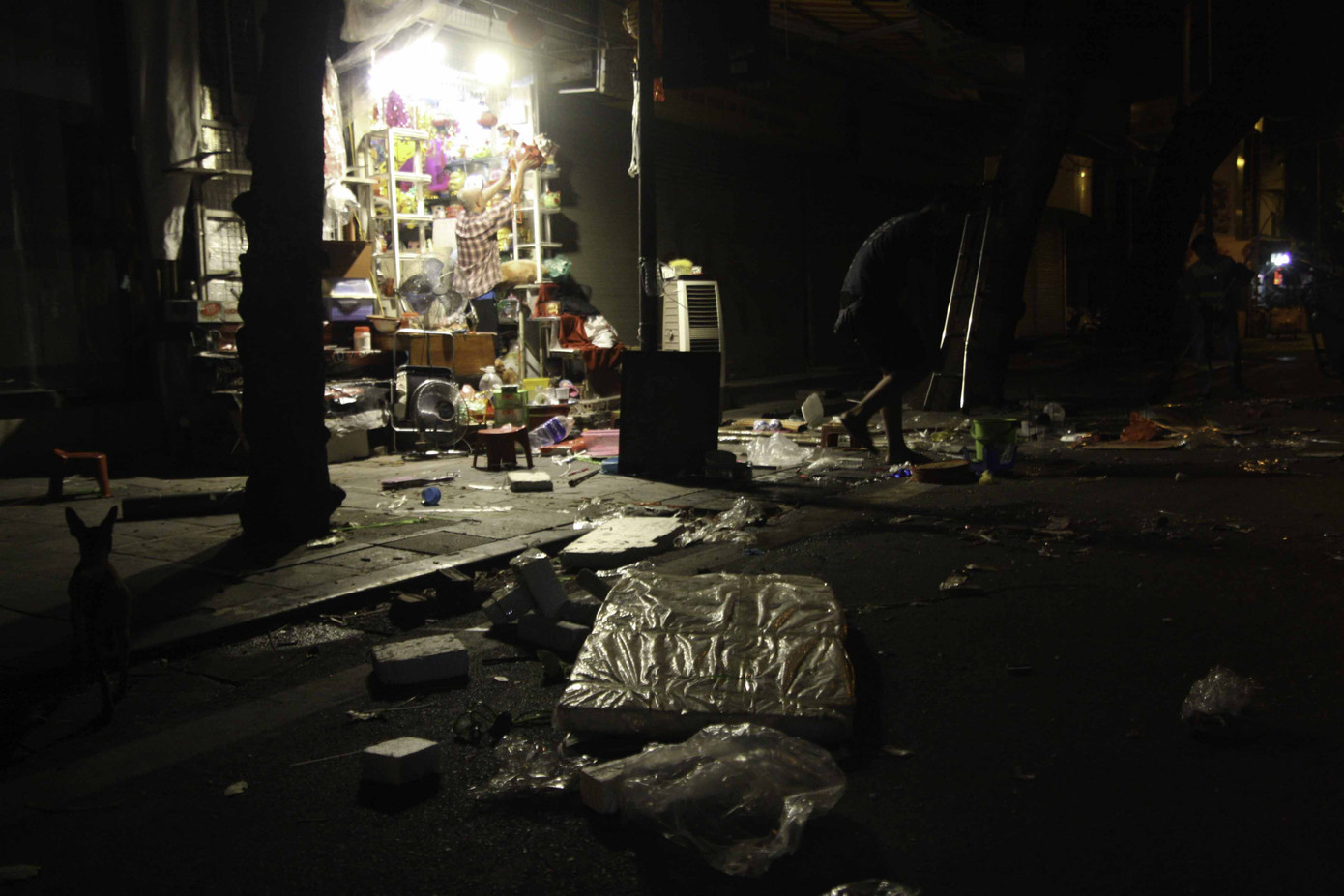 Đường phố Hà Nội ngập ngụa rác sau đêm Trung thu ảnh 5