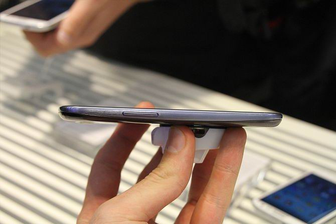 Trong khi đó, phím điều chỉnh âm lượng ở cạnh trái tương tự như thế hệ Galaxy S2.