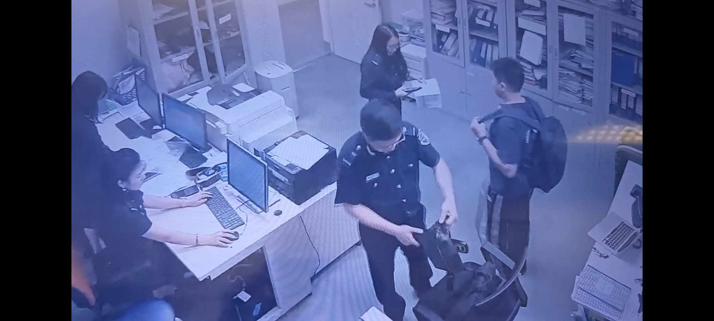 Đối tượng (đeo ba lô) bị Hải quan cửa khẩu sân bay quốc tế Nội Bài phát hiện giấu khoảng 3 kg vàng. Đối tượng (đeo ba lô) bị Hải quan cửa khẩu sân bay quốc tế Nội Bài phát hiện giấu khoảng 3 kg vàng.