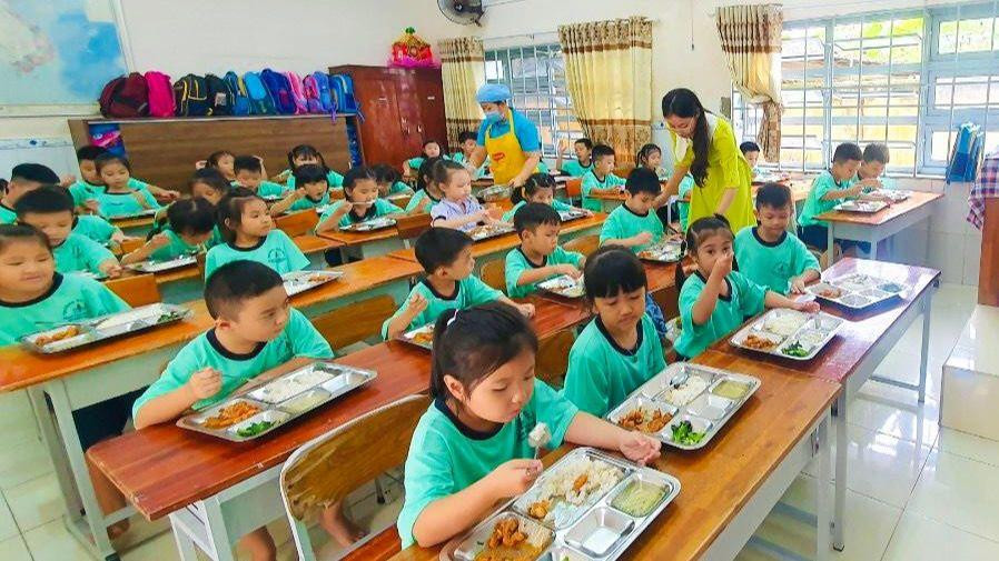 Học sinh TPHCM trong bữa ăn bán trú tại trường