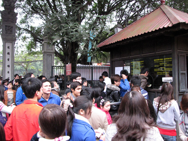 Nhiều người phải xếp hàng chờ mùa vé