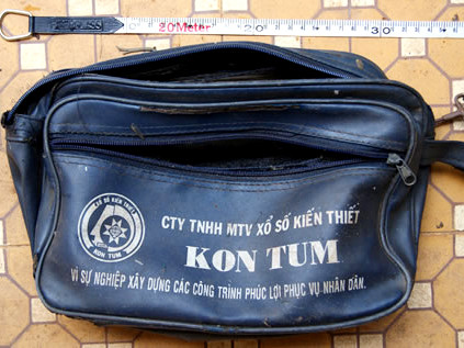 ... và túi xách đựng vé số của anh Hải được tìm thấy