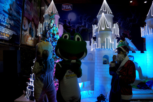 Nhiều nhà kinh doanh cũng trang trí Giáng sinh rất hoành tráng để câu khách trong dịp đặc biệt này