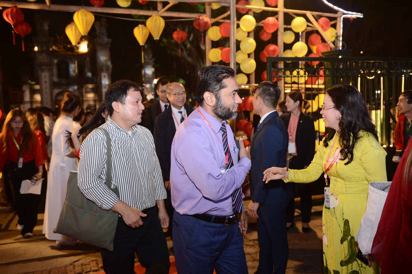 Hàng trăm đại biểu quốc tế tề tựu tại Hồ Văn, Văn Miếu - Quốc Tử Giám. Hàng trăm đại biểu quốc tế tề tựu tại Hồ Văn, Văn Miếu - Quốc Tử Giám.