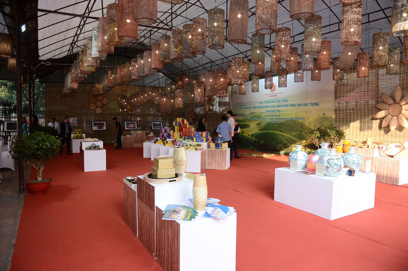 Không gian trưng bày của Phú Thọ tại Văn Miếu. Không gian trưng bày của Phú Thọ tại Văn Miếu.