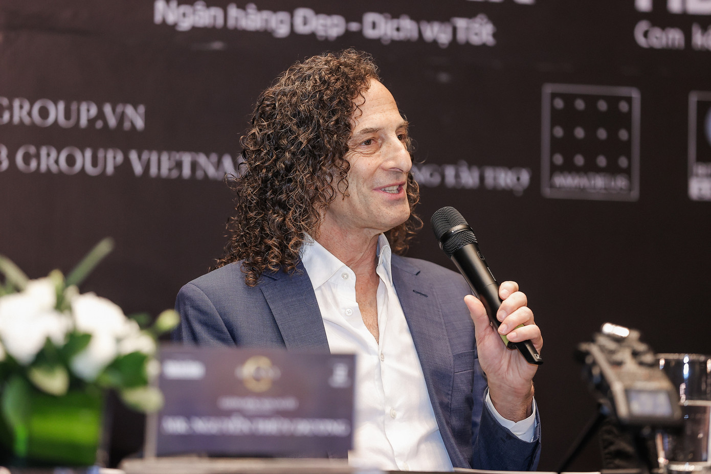 Nghệ sĩ saxophone Kenny G dành tặng người xem một trích đoạn nhạc phẩm Forever In Love. Ảnh: Hòa Nguyễn. Nghệ sĩ saxophone Kenny G dành tặng người xem một trích đoạn nhạc phẩm Forever In Love. Ảnh: Hòa Nguyễn.