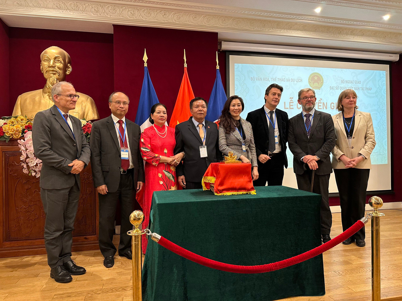 Đoàn công tác dự lễ chuyển giao ấn vàng Hoàng đế chi bảo hôm 16/11 tại Pháp. Đoàn công tác dự lễ chuyển giao ấn vàng Hoàng đế chi bảo hôm 16/11 tại Pháp.