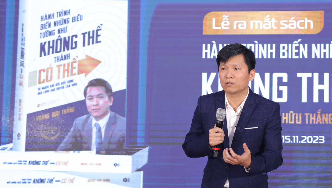 Ông Hoàng Hữu Thắng ra mắt cuốn sách truyền cảm hứng cho người trẻ khởi nghiệp.