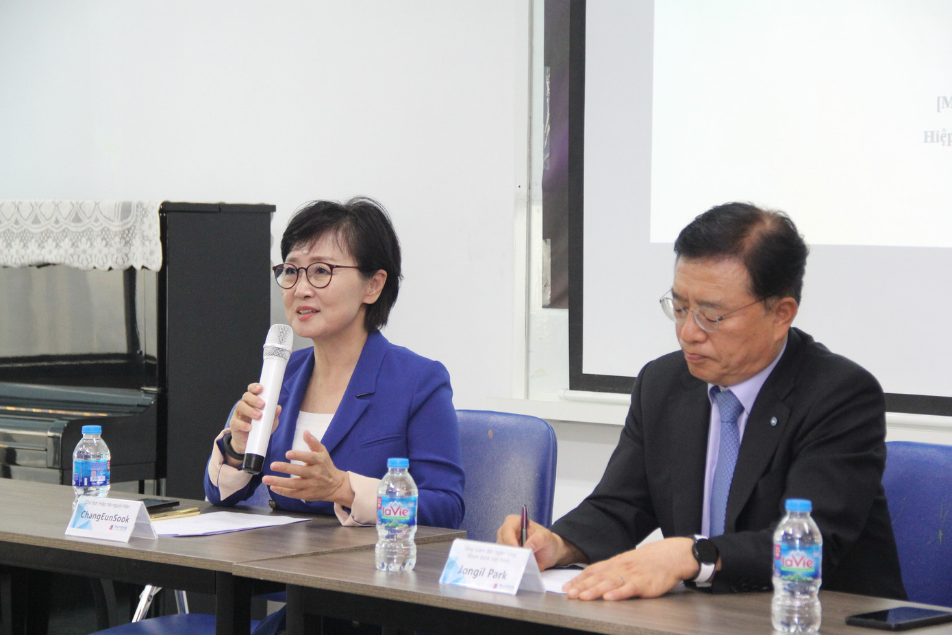 Bà Chang Eun Sook, Chủ tịch Hiệp hội người Hàn Quốc tại Hà Nội nêu những điểm nhấn của lễ hội. Bà Chang Eun Sook, Chủ tịch Hiệp hội người Hàn Quốc tại Hà Nội nêu những điểm nhấn của lễ hội.