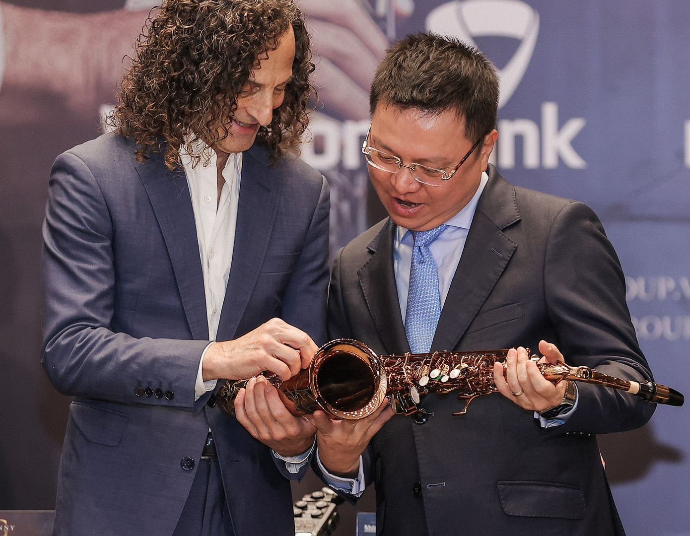 Nghệ sĩ saxophone Kenny G cũng trao tặng BTC cây kèn saxophone nhằm mục đích đấu giá gây quỹ từ thiện. Ảnh: Hòa Nguyễn. Nghệ sĩ saxophone Kenny G cũng trao tặng BTC cây kèn saxophone nhằm mục đích đấu giá gây quỹ từ thiện. Ảnh: Hòa Nguyễn.