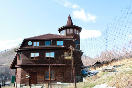 Một ngôi nhà tại làng cổ Angasolka. Ảnh: KD