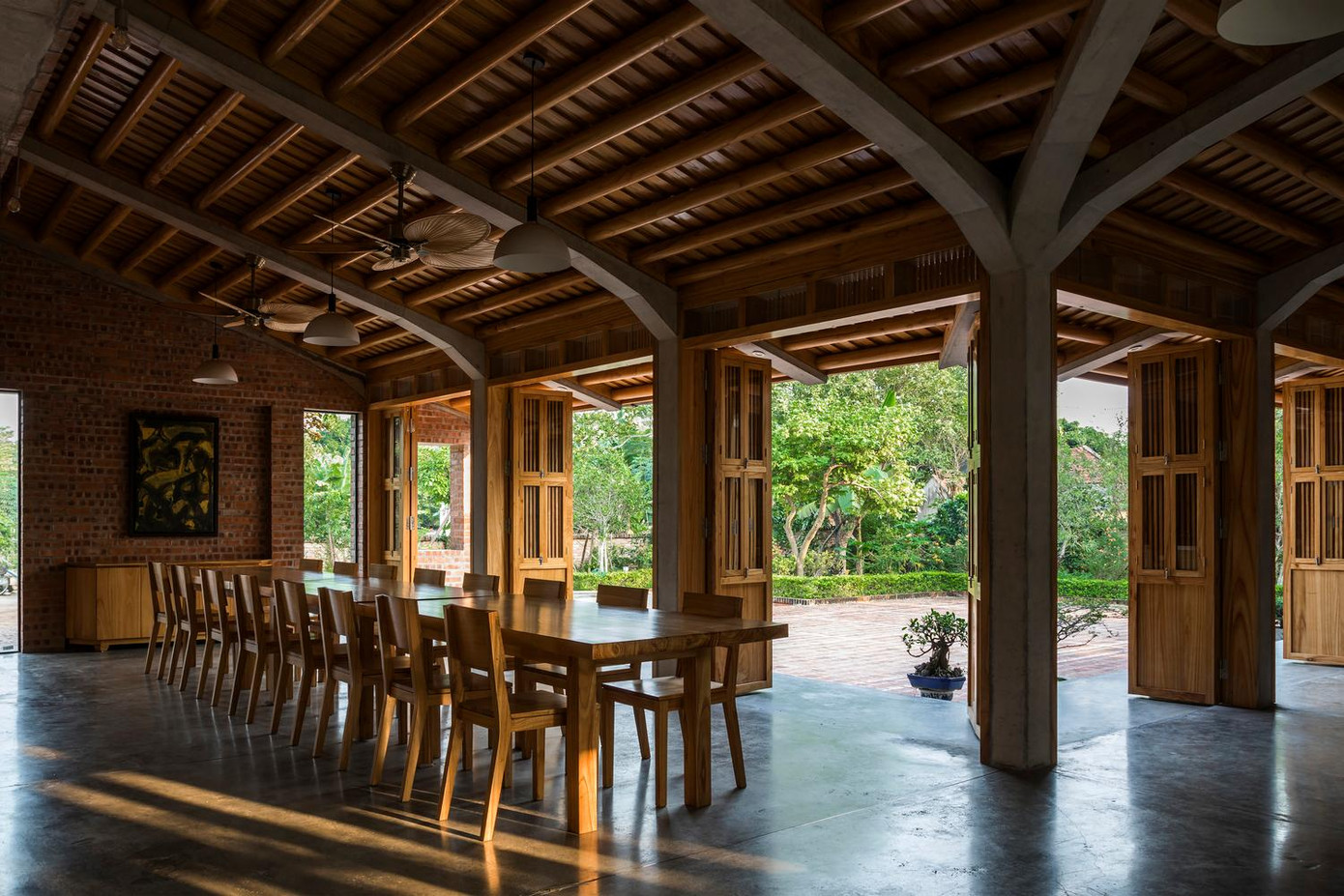 Ngôi nhà có sức chứa cho một đại gia đình khi có không gian bàn thờ - không gian thờ cúng trang trọng trong các ngôi nhà Việt, là nét văn hóa truyền thống trong vùng. Tại tầng 1, không gian bàn thờ và phòng ăn liên kết với nhau và thông ra khoảng sân trung tâm phía trước để mọi người có thể di chuyển hoặc mở rộng sinh hoạt. Sân trước đóng vai trò quan trọng đối với lối ra vào nhà. Phòng thờ cùng với phòng khách - phòng ăn lớn có thể thông ra sân trung tâm, cho phép người ở di chuyển dễ dàng và tự do tại tầng trệt. Các tiện ích như nhà bếp, khu để đồ và hai phòng ngủ chính được bố trí ở mặt sau của ngôi nhà. Ba phòng khách được đặt ở tầng thứ hai, nơi người ở có thể nhìn ra thảm thực vật tươi tốt xung quanh. Hệ thống cửa được thiết kế linh hoạt, đóng mở theo từng phần riêng biệt, đáp ứng nhu cầu và sở thích của gia đình. Hơn nữa, mỗi cánh cửa đều có một cửa sổ nhỏ có thể mở ra để kiểm soát không khí và ánh sáng bên trong một cách hiệu quả. Sân vườn của nhà được thiết kế theo hình zíc zắc để tối đa hoá trải nghiệm thưởng ngoạn cảnh quan nông thôn; cũng như giúp không khí được lưu thông ở cả trong nhà và ngoài trời. Chất liệu tường và sân được sử dụng gạch đỏ lộ thiên, loại vật liệu bình dân nhưng tạo nên sự ấm cúng cho cảnh quan. Cây trồng trong vườn cũng được chọn từ những cây địa phương.