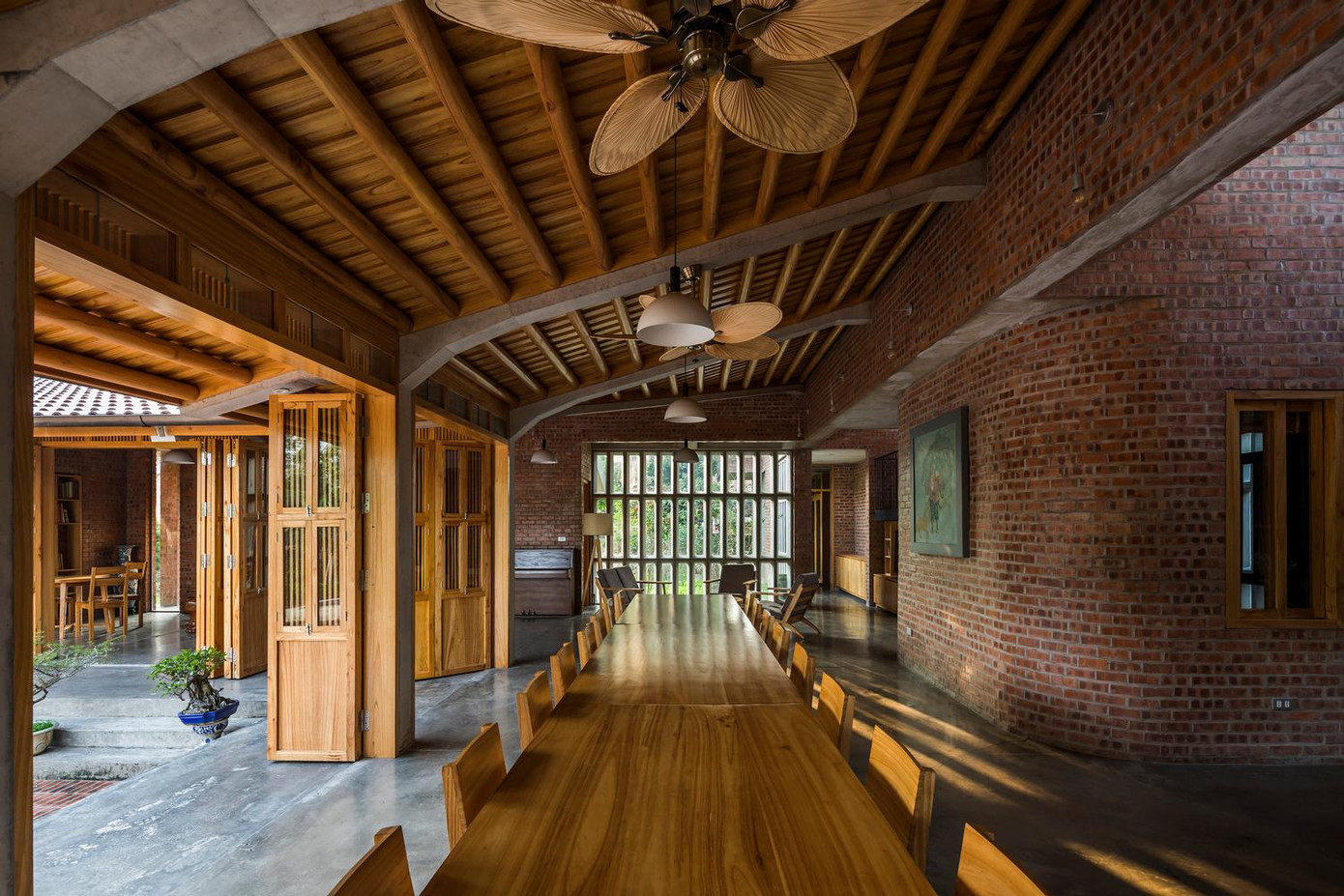 Ngôi nhà rộng 450m2 này nằm ở một vùng nông thôn của tỉnh Phú Thọ. Nhóm thiết kế sử dụng gỗ xoan địa phương (Tên khoa học là Melia azedarach) làm vật liệu chính để tạo nên không gian ấm cúng, thân thiện, hài hòa với xung quanh. Đồng thời, còn bởi gỗ xoan có giá rẻ, thời gian cây cao lớn nhanh và dễ xử lí nếu biết cách nên nó được sử dụng trong nhiều ngôi nhà ở bản địa.