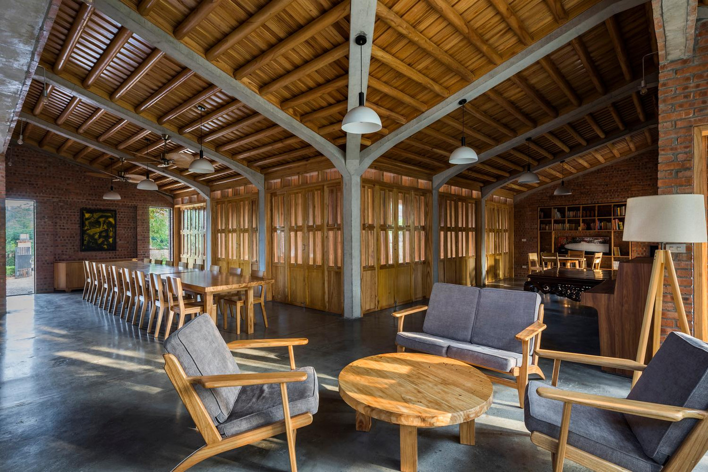 Bên cạnh việc giá thành rẻ, các kiến trúc sư cho rằng nhiều năm gần đây, các gia chủ người Việt thường có xu thế nhập khẩu gỗ vì gỗ rừng trong nước thiếu hụt. Do đó việc sử dụng gỗ xoan cho ngôi nhà này còn khuyến khích sử dụng nguyên liệu địa phương để làm nhà.