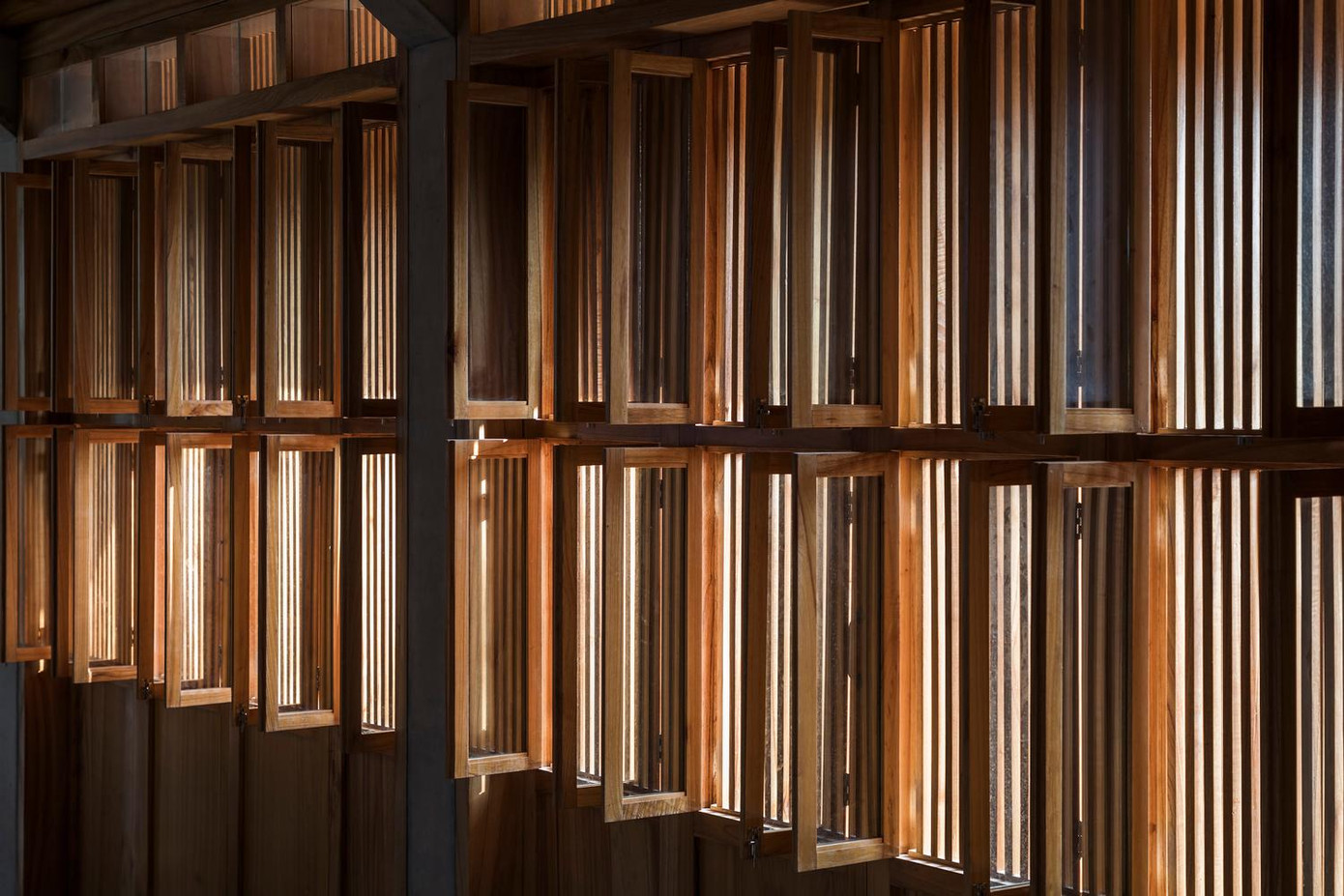 Hệ thống cửa được thiết kế linh hoạt, đóng mở theo từng phần riêng biệt, đáp ứng nhu cầu và sở thích của gia đình. Hơn nữa, mỗi cánh cửa đều có một cửa sổ nhỏ có thể mở ra để kiểm soát không khí và ánh sáng bên trong một cách hiệu quả.