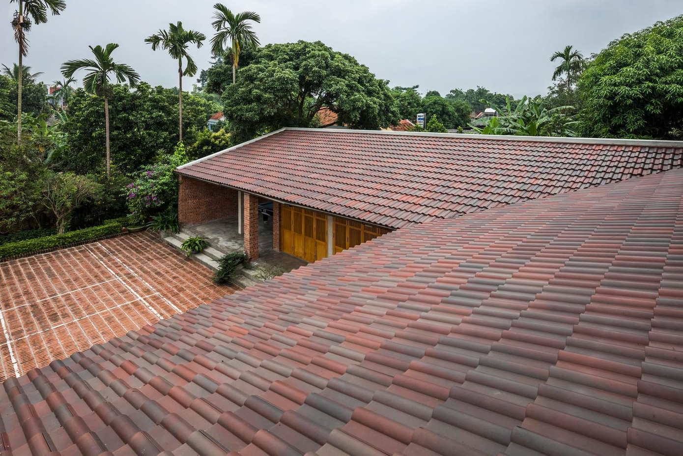 Sân trước đóng vai trò quan trọng đối với lối ra vào nhà. Phòng thờ cùng với phòng khách - phòng ăn lớn có thể thông ra sân trung tâm, cho phép người ở di chuyển dễ dàng và tự do tại tầng trệt.