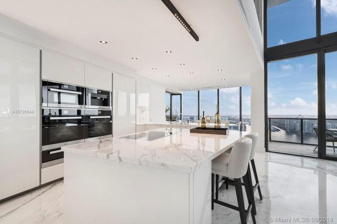 Khu vực bếp sử dụng bàn đá cẩm thạch sang trọng cùng các thiết bị nấu nướng tân tiến nhất.