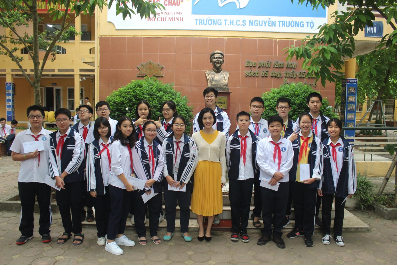 An Bình Minh và các bạn cùng cô giáo chủ nhiệm chụp ảnh lưu niệm trong khuôn viên trường THCS Nguyễn Trường Tộ. An Bình Minh và các bạn cùng cô giáo chủ nhiệm chụp ảnh lưu niệm trong khuôn viên trường THCS Nguyễn Trường Tộ.