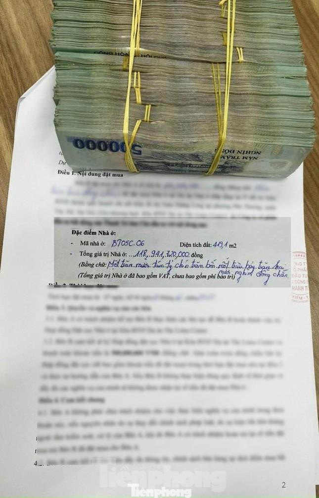Mặc dù giá siêu “khủng” nhưng đã có “đại gia” Hà Thành xuống tiền đặt mua "hàng". Trong hình là hợp đồng được môi giới tiết lộ việc khách hàng mua căn biệt thự diện tích 419m2 với giá 118,9 tỷ đồng tại KĐT Ciputra khiến nhiều người phát “choáng”.