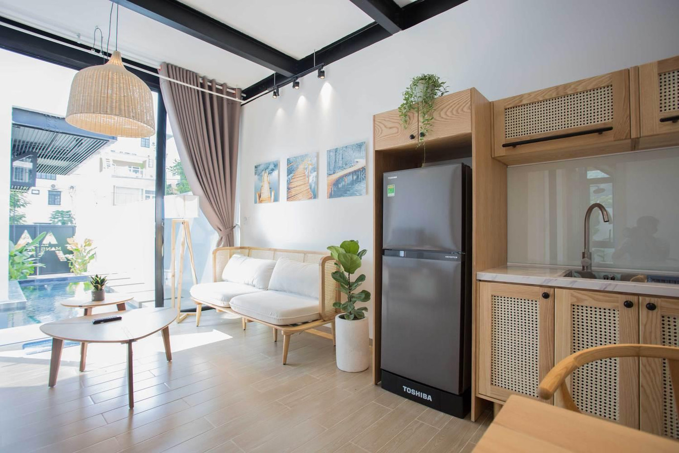 Phần trước là nhà cho thuê gồm 2 phòng ngủ, phòng khách và bếp với đầy đủ tiện nghi.