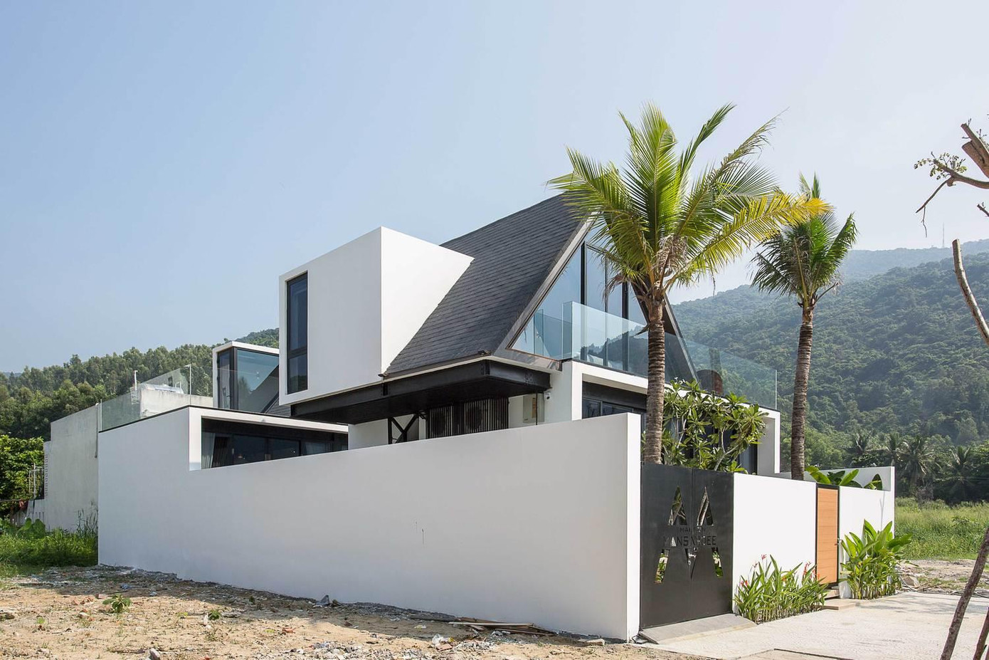 Sau hơn 30 năm sinh sống và làm việc tại Châu Âu, chủ nhà (ngoài 60 tuổi) muốn trở về Việt Nam để tận hưởng phần còn lại của cuộc đời. Ông đã cùng các kiến trúc sư chọn mảnh đất rộng 180m2 dưới chân núi Sơn Trà, là báu vật của thành phố Đà Nẵng nhờ có vị trí đắc địa là cạnh con suối nhỏ và gần bãi biển; khí hậu mát mẻ khác hẳn với các khu vực khác trên địa bàn để làm nhà.