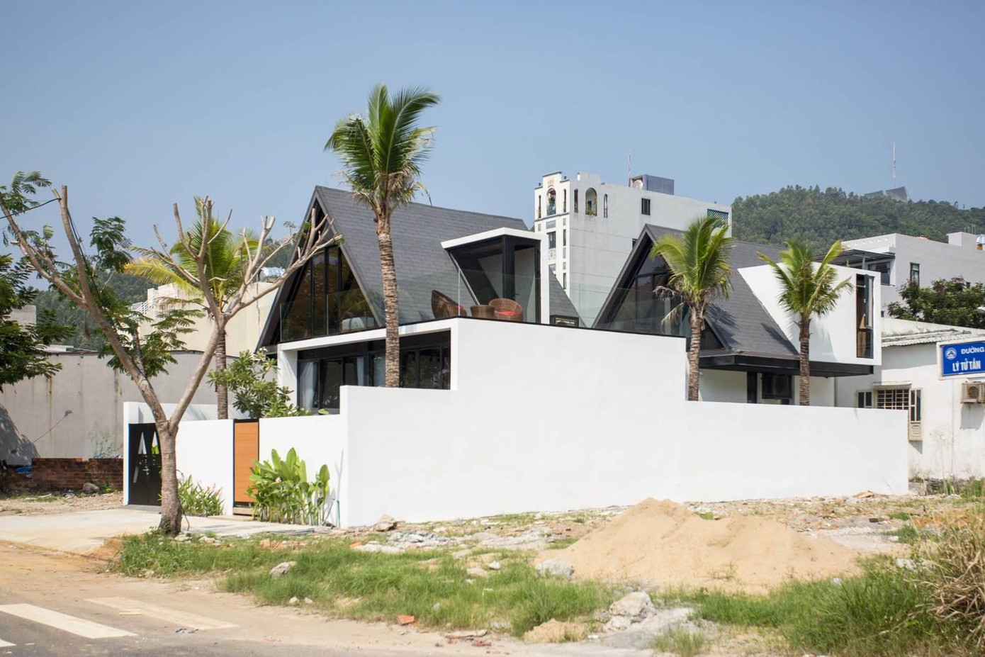 Vì vậy, các kiến trúc sư đã đề xuất xây hai ngôi nhà nhỏ riêng biệt. Một chiếc để gia đình chủ nhà nghỉ ngơi mỗi khi về thăm Việt Nam và một chiếc được cho thuê với giá khoảng 2.000 USD/ tháng (46 triệu đồng).