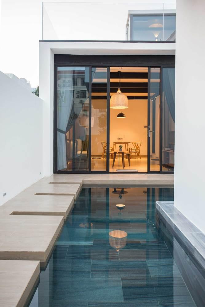 Ngôi nhà này còn có một hồ bơi nhỏ làm không gian thư giãn cũng như góp phần hạ nhiệt cho nhà.