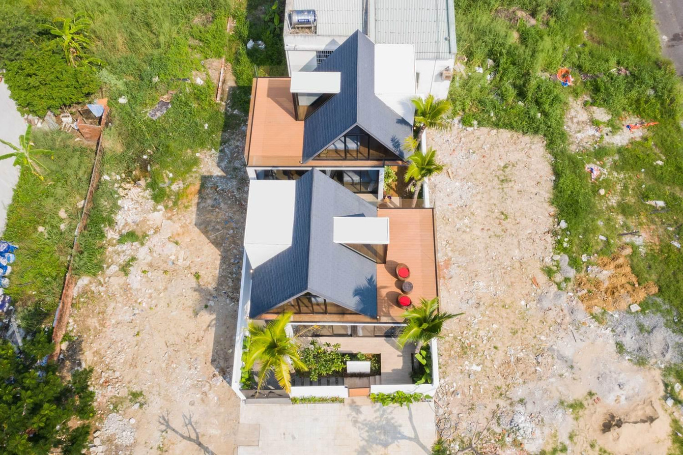 Từ đó, nhóm kiến trúc sư chia mảnh đất thành hai phần, một phần phía trước và một phần phía sau.