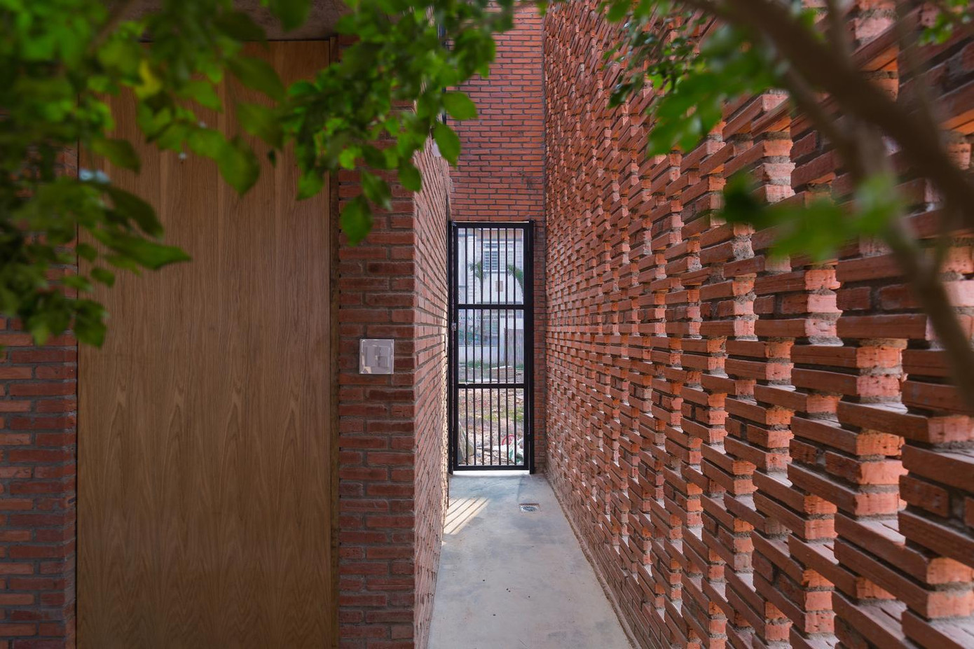 Lối đi nhỏ trong nhà giúp cho người ở cảm nhận được hướng gió và chạm vào bóng râm cũng như ánh sáng mặt trời khi họ di chuyển từ tầng trệt lên cầu thang.