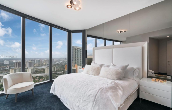 Phòng ngủ chính rộng lớn, thanh lịch, được tích hợp một tủ quần áo không lồ. Căn phòng tràn ngập ánh sáng tự nhiên nhờ vào bức tường kính trong suốt bao quanh với view nhìn thẳng ra biển Miami. Phòng tắm đẳng cấp với tiện nghi cao cấp. Đặc biệt căn penthouse còn có một bể bơi trong nhà mang đẳng cấp thượng lưu. Sân thượng rộng rãi, có thể phóng tầm mắt ngắm bình minh hoặc hoàng hôn trên biển. Bên cạnh đó, tòa tháp còn thiết kế 3 thang máy chuyên dụng để vận chuyển phương tiện cá nhân của cư dân. Do đó những chiếc siêu xe có thể được đưa lên garage riêng của các căn hộ ở tầng trên. Ngoài messi, tòa tháp nhà giàu còn là nơi sinh sống của Carlos “CarGo” González, cầu thủ ngôi sao của Colorado Rockies và tỷ phú người Mexico Carlos Peralta Quintero, cùng với rapper Birdman đang thuê một căn hộ trong tòa tháp.