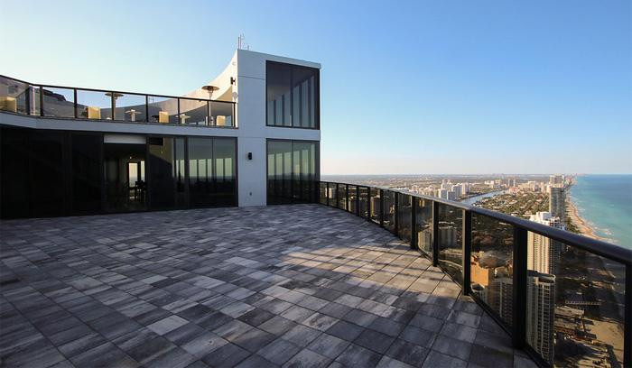 Sân thượng rộng rãi, có thể phóng tầm mắt ngắm bình minh hoặc hoàng hôn trên biển.