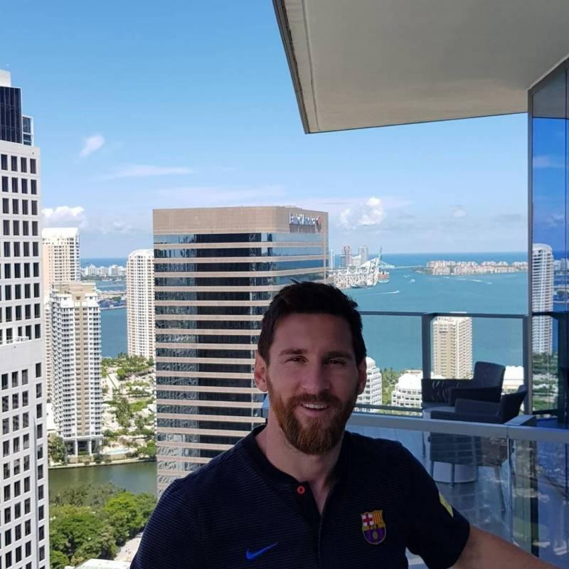 Messi mua căn penthouse ở tòa tháp Porsche Design 60 tầng (bãi biển Sunny Isles, Miami, Mỹ) hồi cuối năm 2019 với giá 5 triệu USD (hơn 115 tỷ đồng) Phòng khách rộng lớn nhìn thẳng ra biển, đồ nội thất sử dụng tông màu trắng làm chủ đạo đem đến sự trang nhã và nhẹ nhàng. Khu vực bếp sử dụng bàn đá cẩm thạch sang trọng cùng các thiết bị nấu nướng tân tiến nhất. Phòng ngủ chính rộng lớn, thanh lịch, được tích hợp một tủ quần áo không lồ. Căn phòng tràn ngập ánh sáng tự nhiên nhờ vào bức tường kính trong suốt bao quanh với view nhìn thẳng ra biển Miami. Phòng tắm đẳng cấp với tiện nghi cao cấp. Đặc biệt căn penthouse còn có một bể bơi trong nhà mang đẳng cấp thượng lưu. Sân thượng rộng rãi, có thể phóng tầm mắt ngắm bình minh hoặc hoàng hôn trên biển. Bên cạnh đó, tòa tháp còn thiết kế 3 thang máy chuyên dụng để vận chuyển phương tiện cá nhân của cư dân. Do đó những chiếc siêu xe có thể được đưa lên garage riêng của các căn hộ ở tầng trên. Ngoài messi, tòa tháp nhà giàu còn là nơi sinh sống của Carlos “CarGo” González, cầu thủ ngôi sao của Colorado Rockies và tỷ phú người Mexico Carlos Peralta Quintero, cùng với rapper Birdman đang thuê một căn hộ trong tòa tháp.