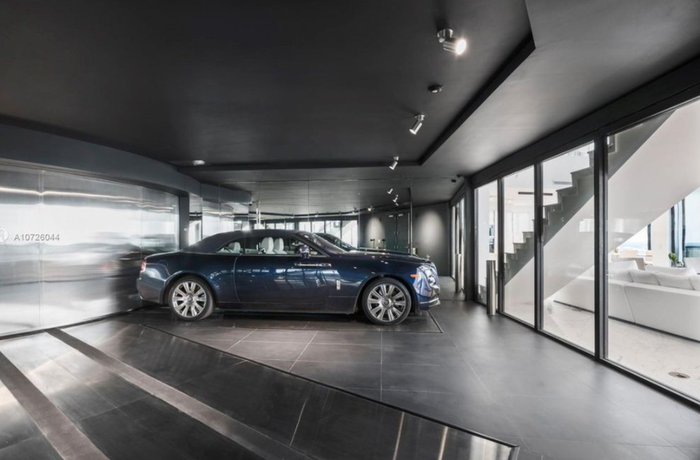 Bên cạnh đó, tòa tháp còn thiết kế 3 thang máy chuyên dụng để vận chuyển phương tiện cá nhân của cư dân. Do đó những chiếc siêu xe có thể được đưa lên garage riêng của các căn hộ ở tầng trên.