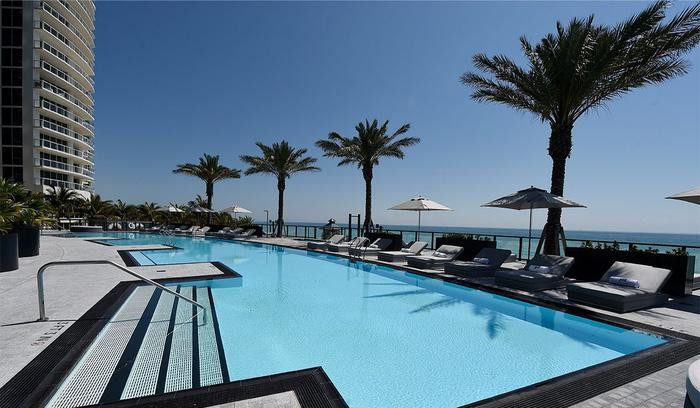 Ngoài messi, tòa tháp nhà giàu còn là nơi sinh sống của Carlos “CarGo” González, cầu thủ ngôi sao của Colorado Rockies và tỷ phú người Mexico Carlos Peralta Quintero, cùng với rapper Birdman đang thuê một căn hộ trong tòa tháp.