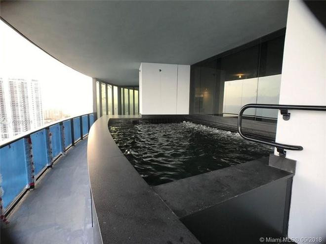 Đặc biệt căn penthouse còn có một bể bơi trong nhà mang đẳng cấp thượng lưu. Sân thượng rộng rãi, có thể phóng tầm mắt ngắm bình minh hoặc hoàng hôn trên biển.