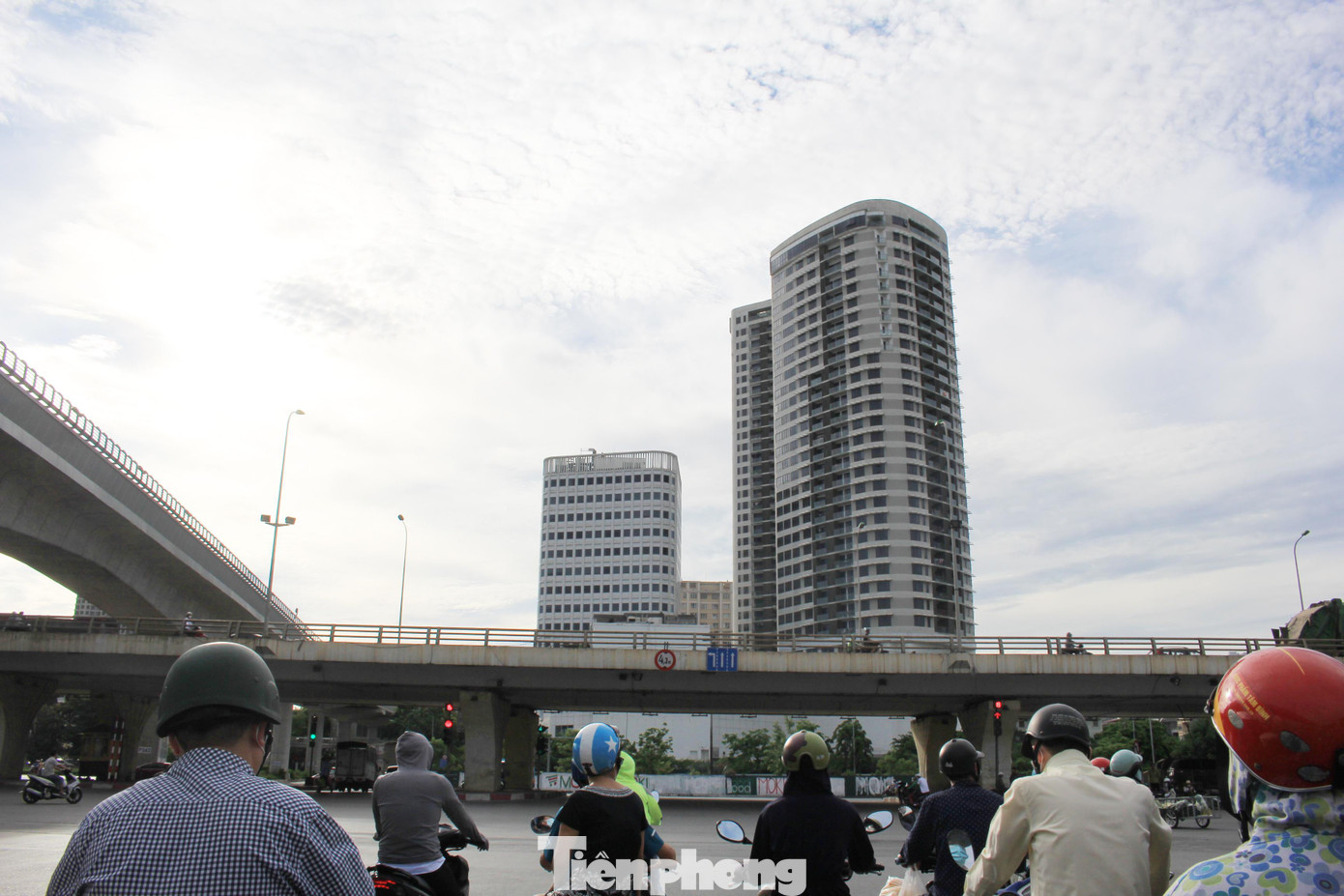 trước thực trạng giá căn hộ chung cư Hà Nội liên tục tăng như hiện tại, nhiều nhà kinh doanh và khách hàng tỏ ra lo lắng bởi không biết mức giá sẽ còn leo thang đến đâu và giấc mơ mua nhà ở cũng nhiều người ngày càng xa.