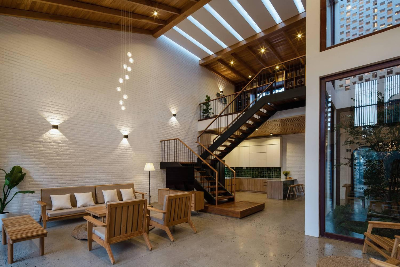 Ngôi nhà được bố trí theo chiều dọc mảnh đất, các khu chức năng được bố trí như một dòng chảy bất tận, được tách biệt với không gian đô thị hỗn loạn xung quanh.