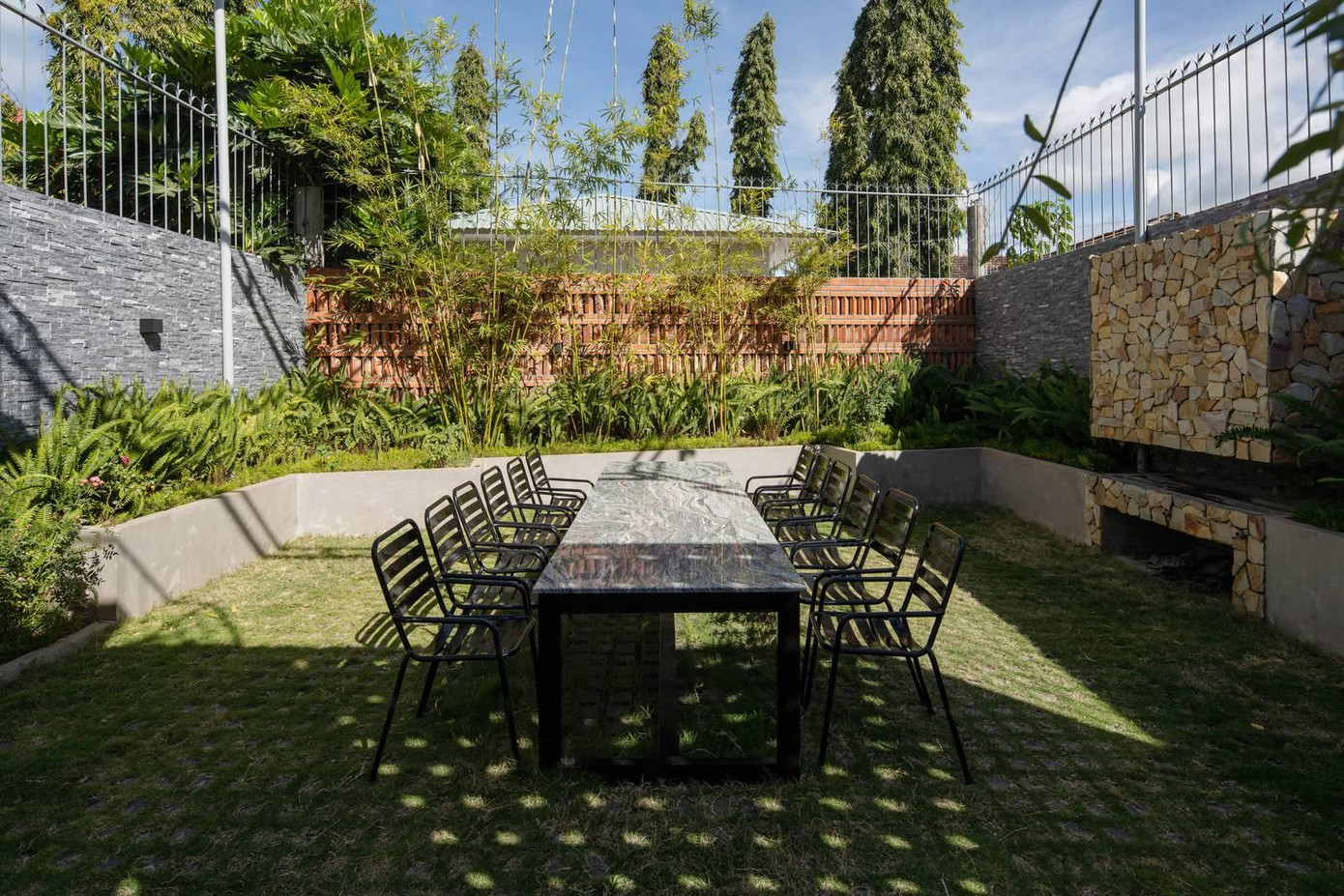 Tiếp nối sau khu vực phòng ngủ là một bãi cỏ lớn, nơi vui chơi của trẻ em và có bàn ghế cho người lớn ngồi uống trà.