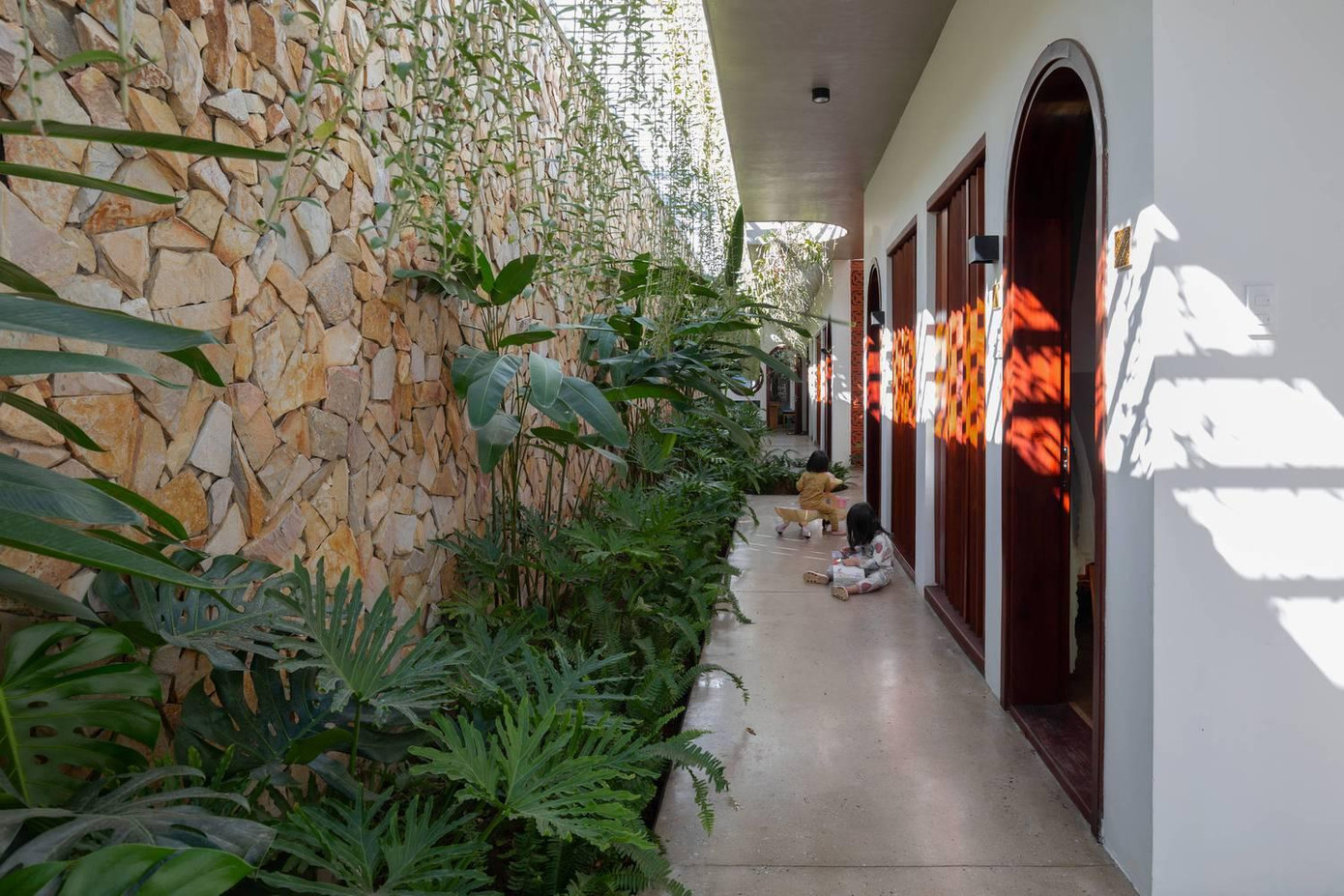 Tại đây, những tia nắng thay đổi liên tục trong ngày khiến ngôi nhà trở nên sinh động và hấp dẫn hơn.