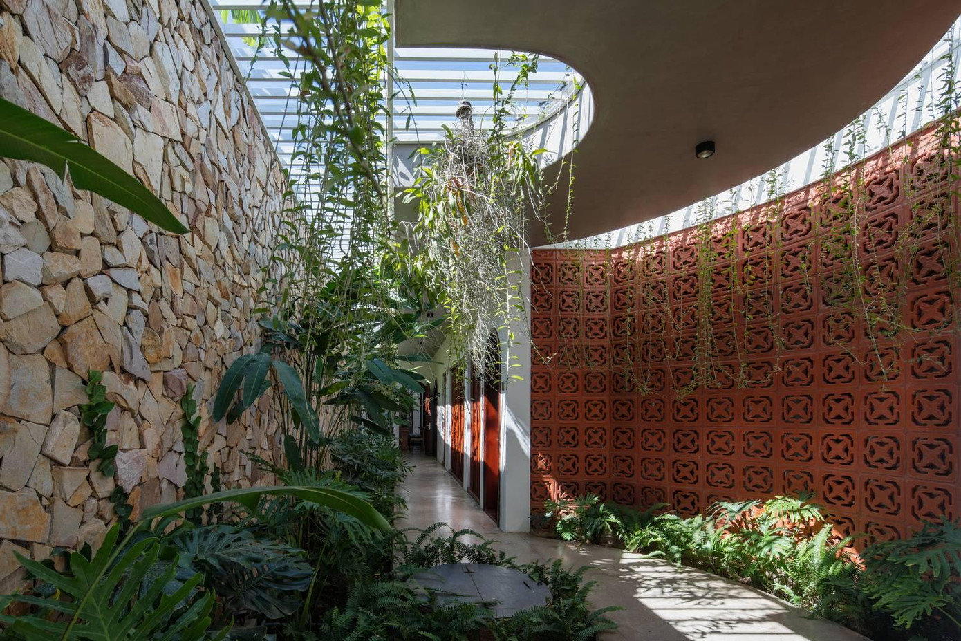 Ở khu vực bếp có cửa dẫn ra khu vực các phòng ngủ phía sau. Các phòng ngủ có một hành lang chạy dọc, bao quanh giếng nước cổ, phía trên là giếng trời mở, cho phép nhiều loại dây leo rủ xuống trong khi dưới đất là thảm thực vật xanh mát.