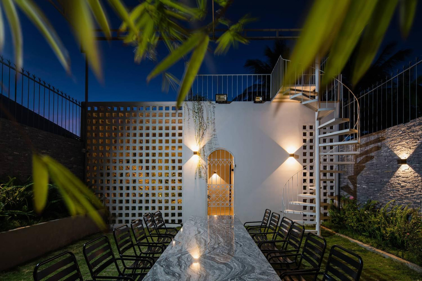 Ngôi nhà kết hợp sử dụng các vật liệu cũ và mới và các vật liệu tự nhiên được xử lý ở mức độ vừa đủ để không làm mất đi bầu không khí vốn có của chúng. Sự kết nối của hiện tại, quá khứ và tương lai, giữa con người với con người, con người với môi trường xung quanh là giá trị cốt lõi mà dự án cố gắng đạt được.