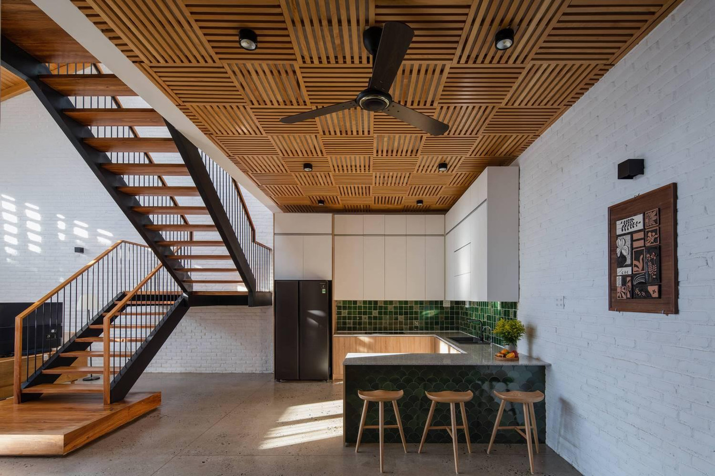 Phía dưới không gian gác lửng là khu vực bếp và phòng ăn.