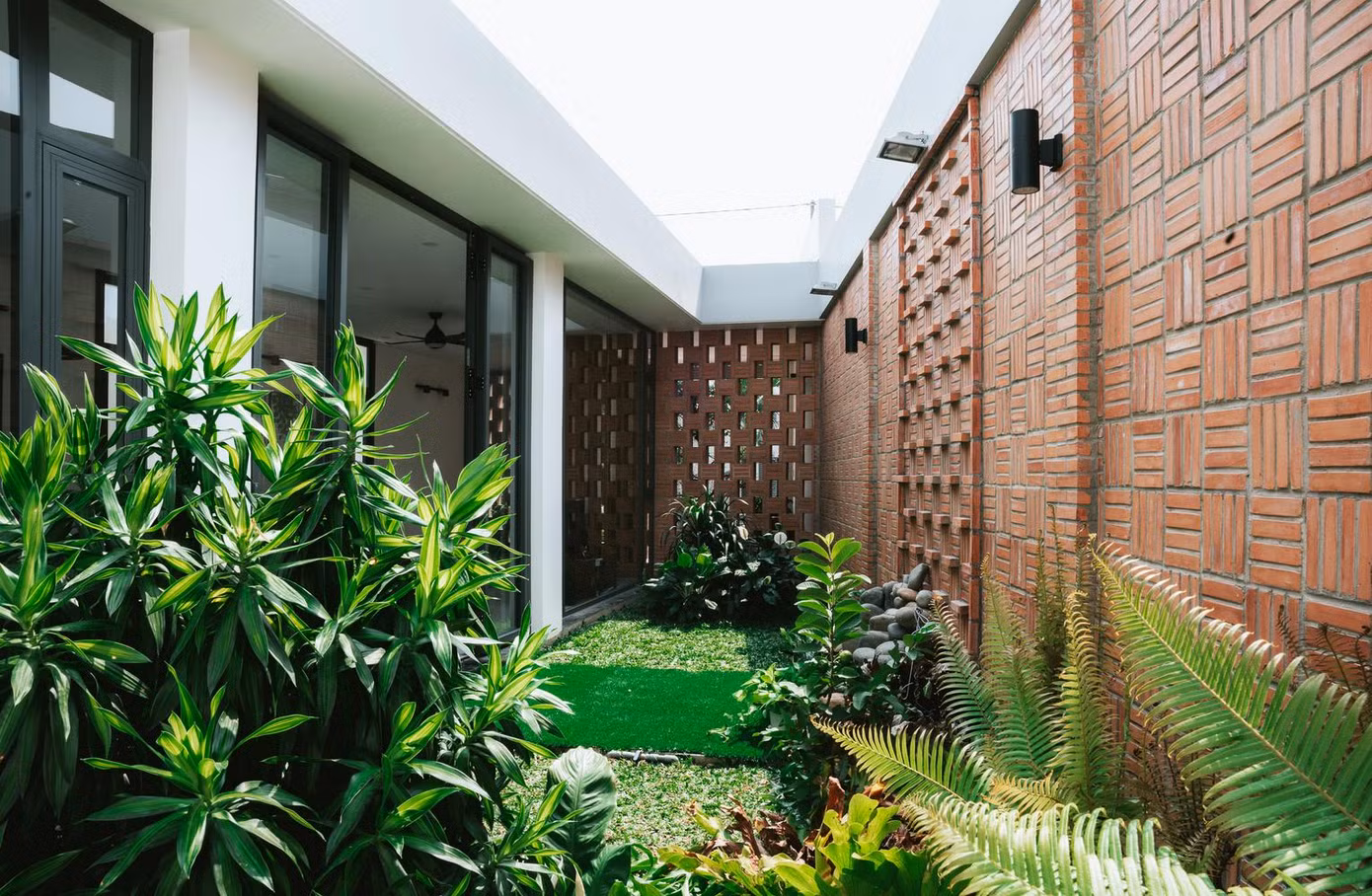 Khu vườn ở vị trí trung tâm là nơi cung cấp ánh sáng tự nhiên chính cho ngôi nhà và tăng sự gắn kết các thành viên trong gia đình.