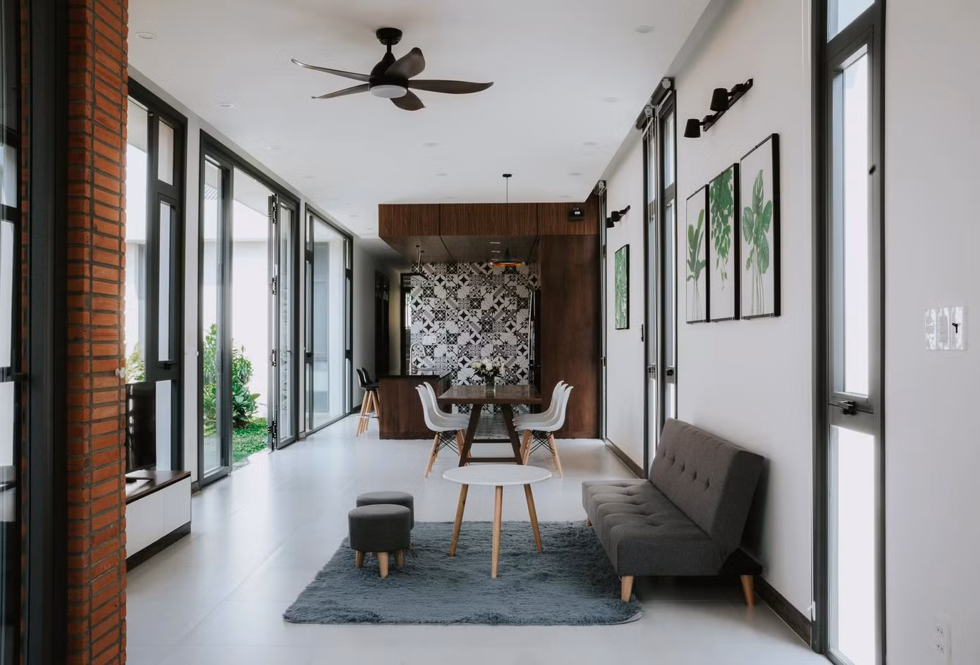 Thiết kế hướng đến một cảm giác ấm cúng trong khi cây xanh đan xen xuyên suốt mang đến không gian thư thái cho gia chủ.