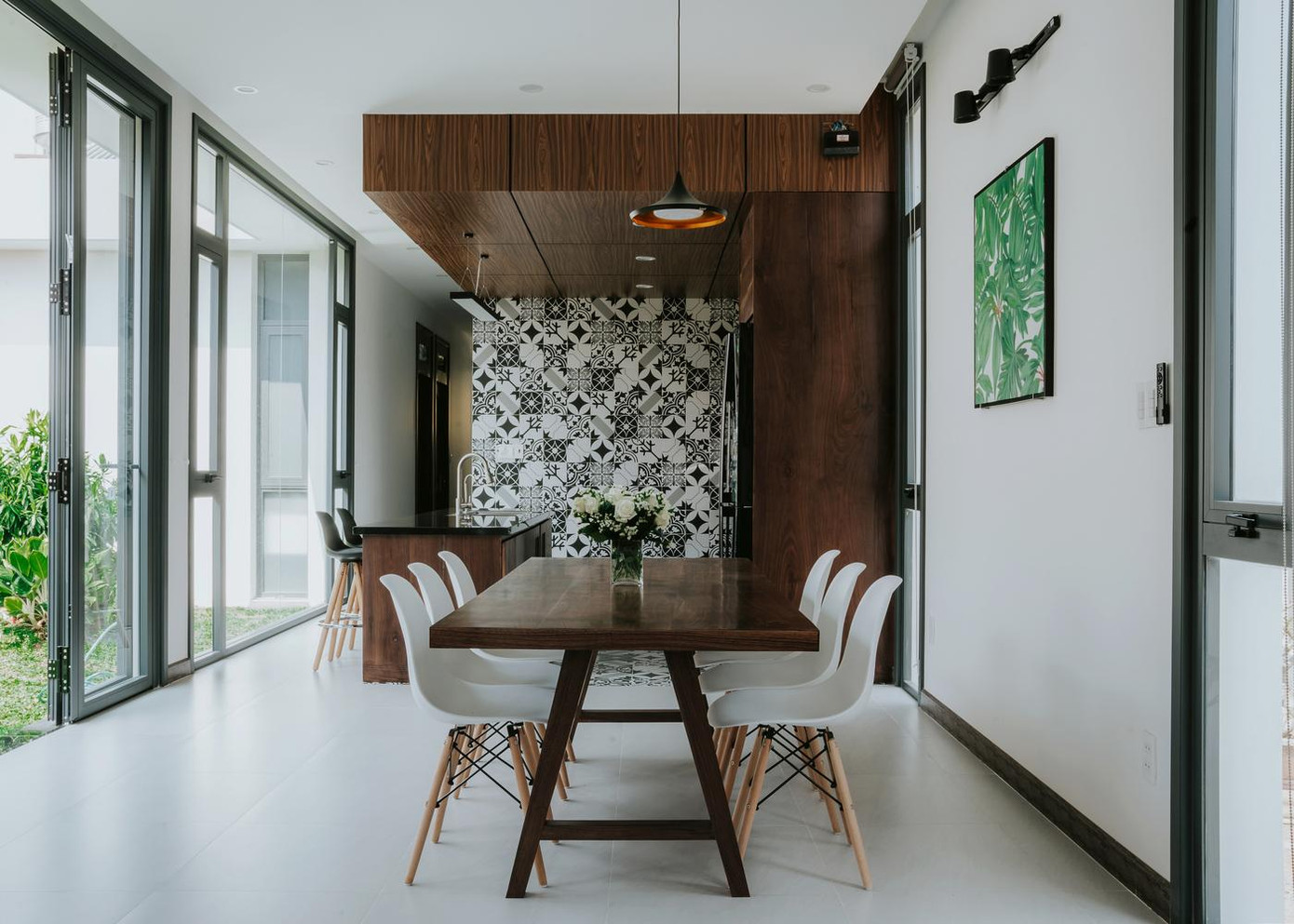 Cụ thể, ngôi nhà được chia làm 3 phần, trong đó phần đầu phía mặt tiền là sảnh đón khách vào nhà; phần thứ hai là không gian sinh hoạt chung gồm phòng khách, nhà bếp, phần này được chia làm 2 theo chiều dọc, một nửa là công trình một nửa là khu vườn; phần thứ ba đón tiếp cả phần chức năng và khu vườn là khu vực 2 phòng ngủ, nhà vệ sinh.