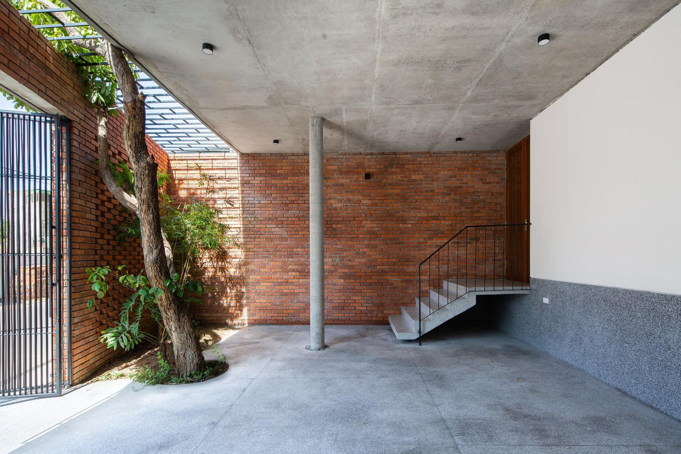 Không gian nhà để xe ở sân vườn phía trước được nâng lên không quá cao, vừa đủ để đi lại dễ dàng, sau đó không gian nhà chính được nâng lên cao hơn và được chuyển tiếp bằng cầu thang ít bậc, giải pháp này giúp cho toàn bộ không gian chính được an toàn trong mùa mưa bão mà vẫn hài hòa bên trong và bên ngoài của ngôi nhà. Ngoài ra, các góc nhìn từ trong ra ngoài và từ ngoài vào trong cũng thú vị hơn. Không gian nhà để xe ở sân vườn phía trước được nâng lên không quá cao, vừa đủ để đi lại dễ dàng, sau đó không gian nhà chính được nâng lên cao hơn và được chuyển tiếp bằng cầu thang ít bậc, giải pháp này giúp cho toàn bộ không gian chính được an toàn trong mùa mưa bão mà vẫn hài hòa bên trong và bên ngoài của ngôi nhà. Ngoài ra, các góc nhìn từ trong ra ngoài và từ ngoài vào trong cũng thú vị hơn.